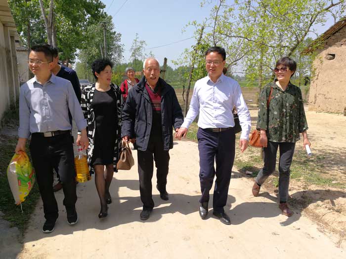 市中醫院走訪慰問貧困戶 真情關愛助扶貧