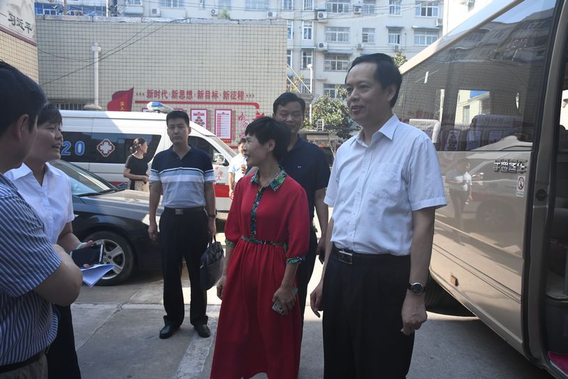 信陽市政府副市長(zhǎng)候欽東慰問市中醫(yī)院一線醫(yī)生“祝賀醫(yī)師節(jié)快樂”