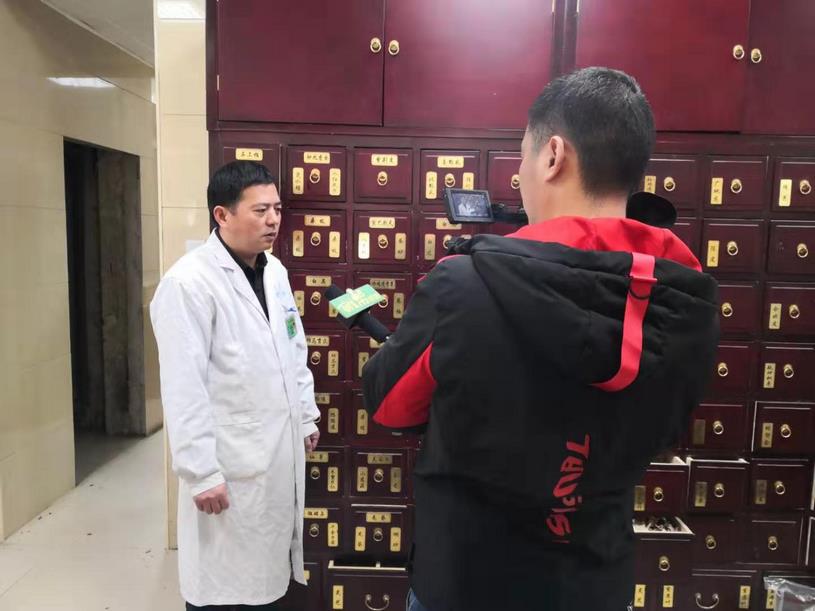 [簡(jiǎn)訊]信陽電視臺(tái)民生頻道記者采訪了藥劑科副主任張輝