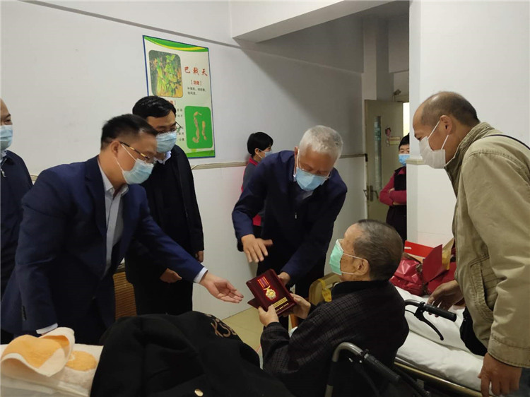 市政府秘書長張全勝來市中醫院看望抗美援朝老戰士