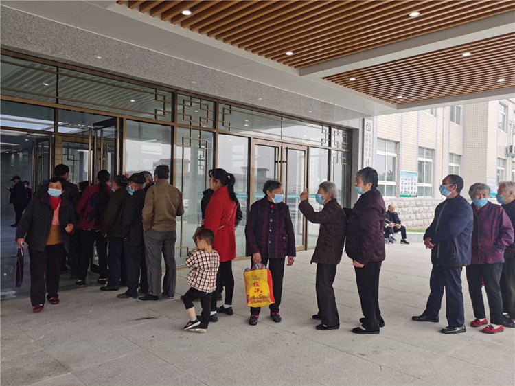 信陽市中醫院城東辦事處社區衛生服務中心開展老年人免費體檢活動