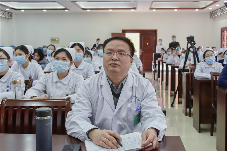 信陽市中醫院成功舉辦親情化溫馨化服務講學活動