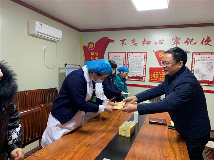 情系職工送溫暖 濃濃關懷暖人心--信陽市中醫院開展春節慰問幫扶活動
