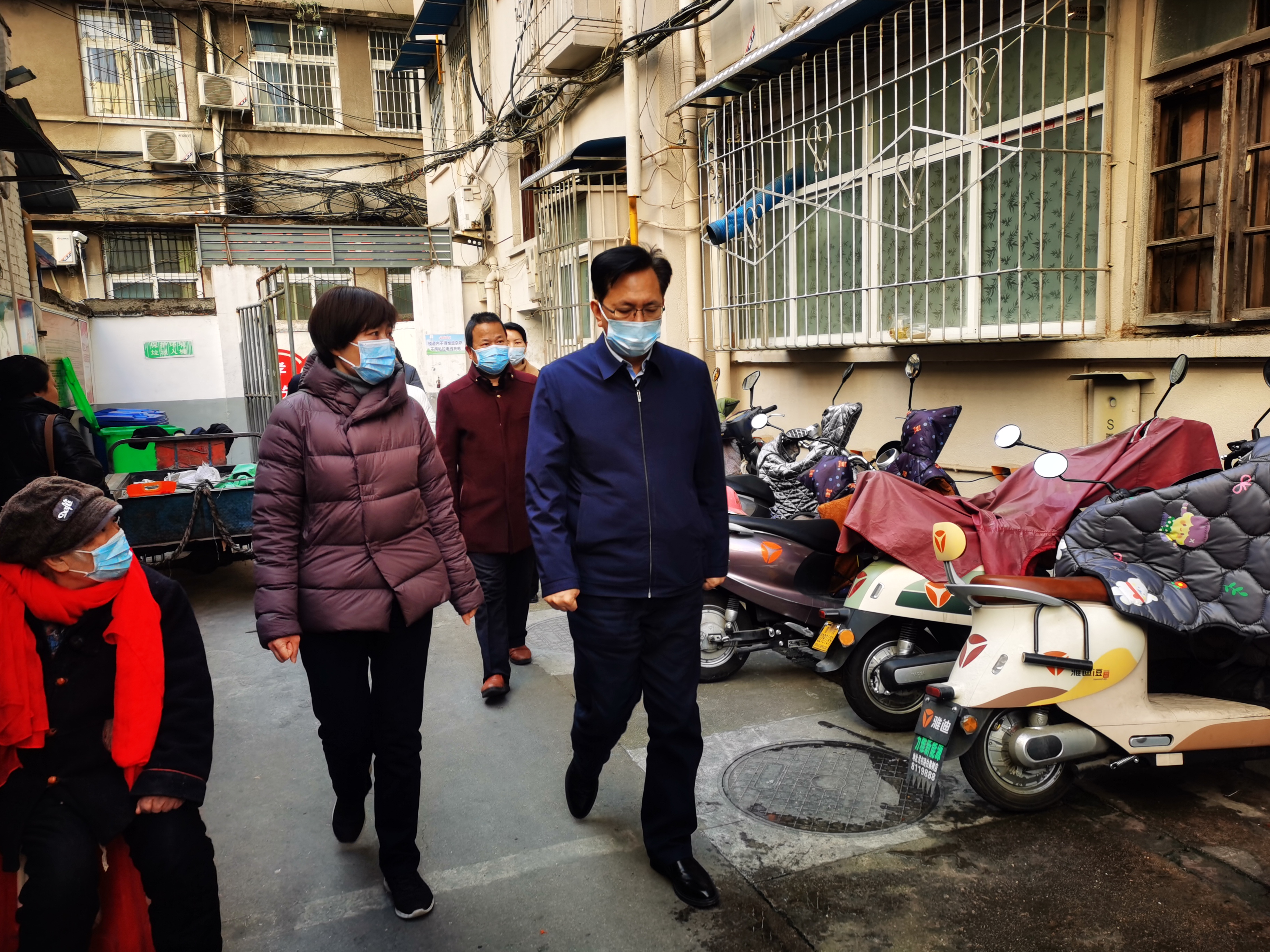 信陽市衛健委春節前走訪慰問老黨員