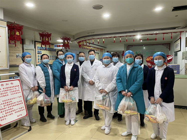 【迎新春·送關愛】——信陽市中醫院除夕慰問住院病人和一線醫護人員