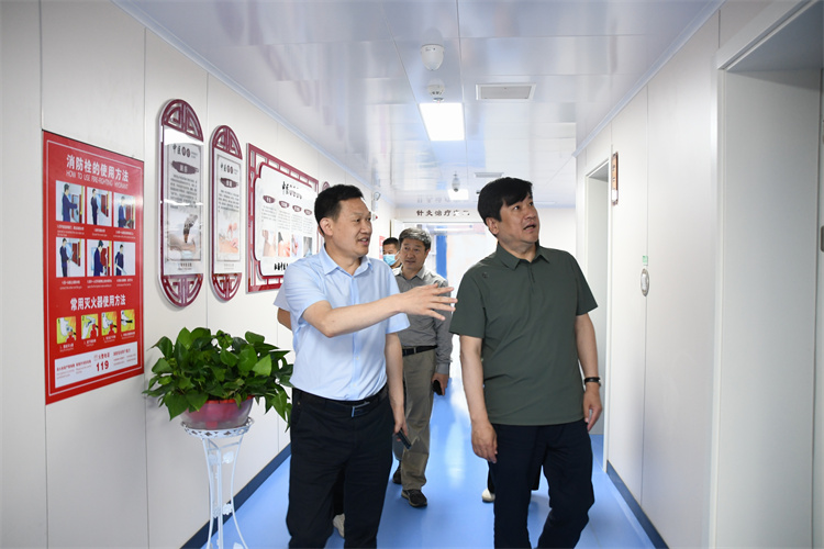 河南省衛健委二級巡視員張健鋒一行蒞臨我院指導工作