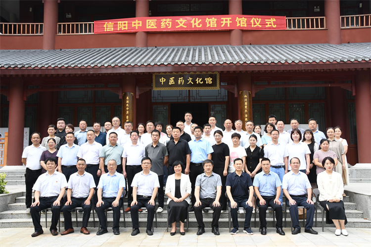 唐顯東一行蒞臨參觀信陽市中醫院智慧共享中藥房